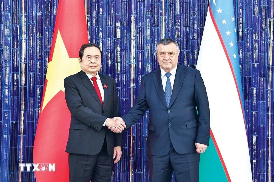 Chủ tịch Quốc hội Trần Thanh Mẫn đón Chủ tịch Hạ viện Quốc hội Uzbekistan Nuriddin Ismoilov. Ảnh: Doãn Tấn - TTXVN