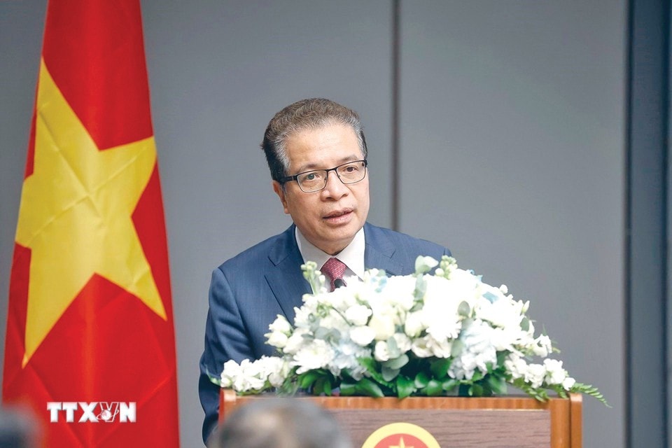 Đại sứ đặc mệnh toàn quyền Việt Nam tại Liên bang Nga, kiêm nhiệm Uzbekistan và Armenia Đặng Minh Khôi phát biểu tại buổi gặp gỡ. Ảnh: Doãn Tấn - TTXVN