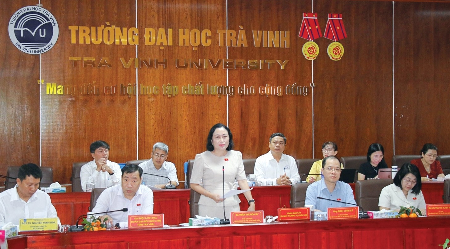 Phó Chủ tịch Hội đồng Dân tộc Trần Thị Hoa Ry phát biểu tại cuộc làm việc với Trường Đại học Trà Vinh