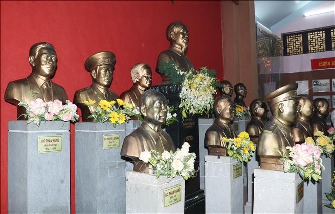 Tượng các nhà lãnh đạo, tiền bối Cách mạng Việt Nam được đặt tại di tích Trung ương Cục miền Nam.