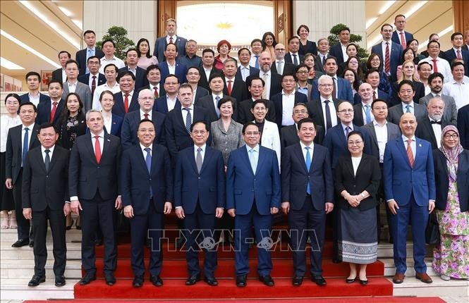 Thủ tướng Phạm Minh Chính với các đại biểu dự Lễ công bố Bộ chỉ số đánh giá kết quả thực hiện các hiệp định thương mại tự do. Ảnh: Dương Giang/TTXVN