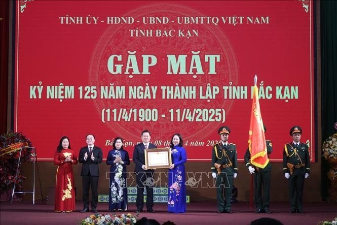 Phó Chủ tịch nước Võ Thị Ánh Xuân thừa ủy quyền của Chủ tịch nước trao tặng Huân chương Lao động hạng Nhất cho Đảng bộ, chính quyền và nhân dân tỉnh Bắc Kạn. Ảnh: Vũ Hoàng Giang/TTXVN