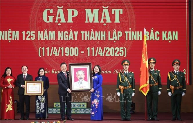 Phó Chủ tịch nước Võ Thị Ánh Xuân tặng chân dung Chủ tịch Hồ Chí Minh cho tỉnh Bắc Kạn. Ảnh: Vũ Hoàng Giang/TTXVN