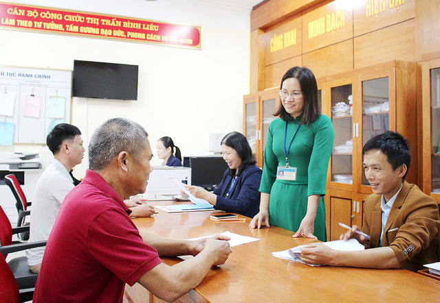 Đội ngũ cán bộ, công chức, viên chức đang dần thay đổi nhận thức, tư duy, hành động theo hướng quan tâm, vì lợi ích, vì sự hài lòng của người dân. Ảnh minh họa. Nguồn: ITN