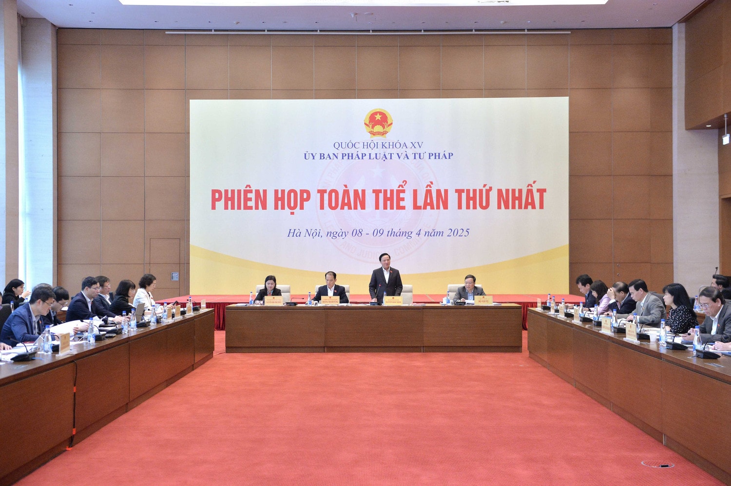 Quang cảnh phiên họp