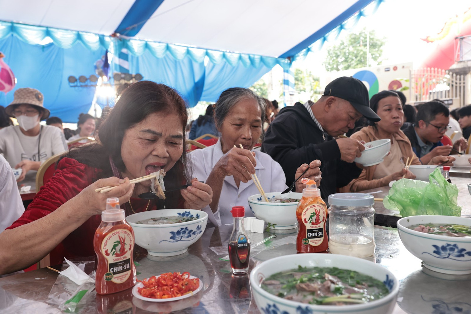 Các thực khách thưởng thức hương vị phở chính gốc cùng gia vị Chin-su thơm cay bùng vị