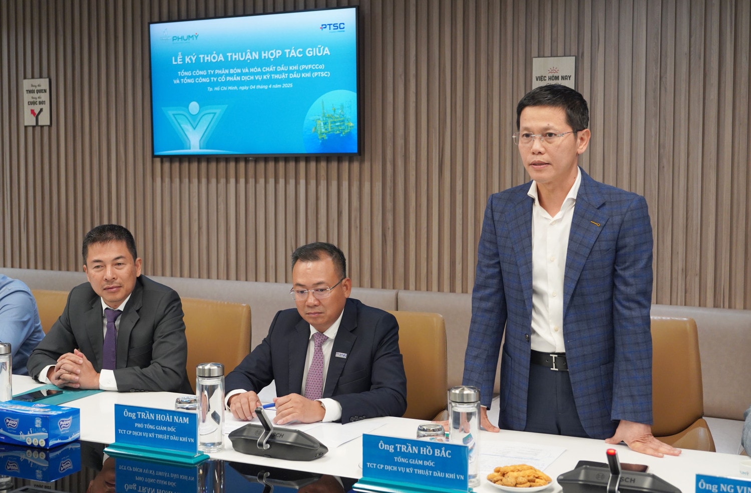 ong-tran-ho-bac-cam-ket-thuc-hien-cac-cong-viec-voi-tinh-than-cau-thi-bao-dam-an-toan-dung-tien-do-chat-luong-va-voi-chi-phi-hop-ly-nhat-compressed.jpg