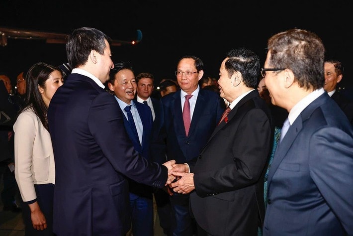 NA Chairman Tran Thanh Man, his spouse Nguyen Thi Thanh Nga, and a high-renking delegation from the Vietnamese parliament are seen off at the I.Karimov Tashkent International Airport on April 9. (Photo: VNA) z6486421515560-7a3660a03766ac884e2401bab10c754f.jpg