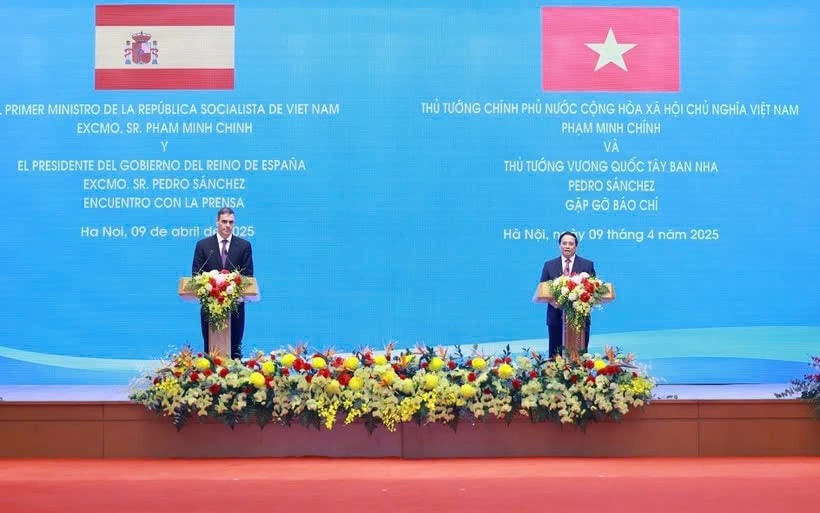 Prime Minister Pham Minh Chinh (R) and his Spanish counterpart Pedro Sánchez co-chair a joint press conference in Hanoi on April 9. (Photo: VNA) z6488227678880-d56c5a0f4462a6a345672de5530a725e.jpg