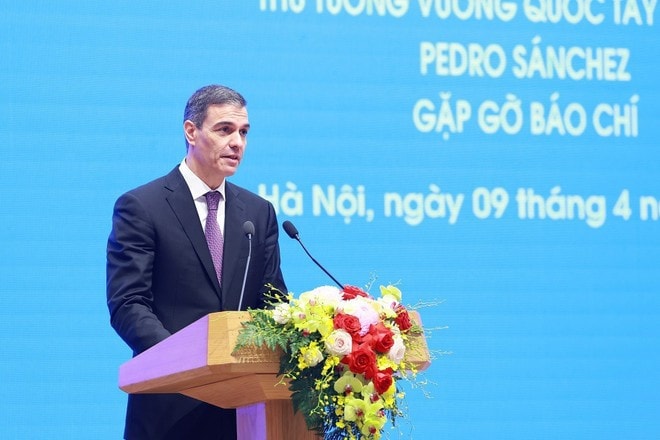 Prime Minister Pedro Sánchez speaks at the press conference in Hanoi on April 9. (Photo: VNA) Prime Minister Pedro Sánchez speaks at the press conference in Hanoi on April 9. (Photo: VNA)