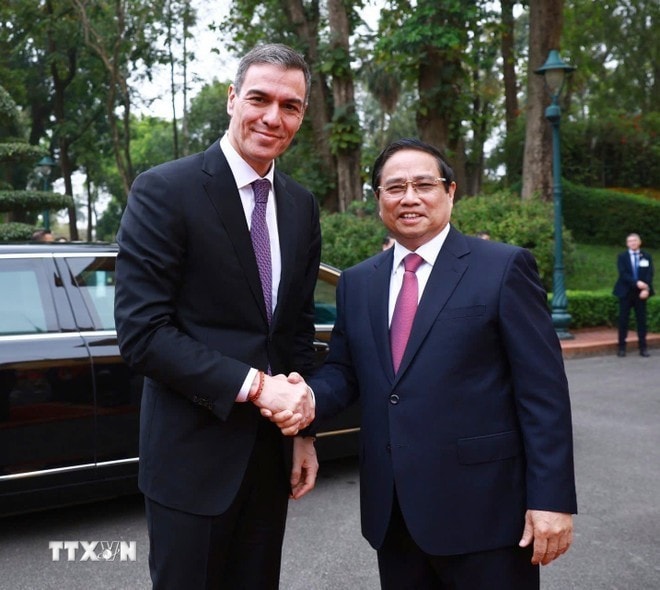 Prime Minister Pham Minh Chinh (R) welcomes his Spanish counterpart Pedro Sánchez in Hanoi on April 9 morning (Photo: VNA) Prime Minister Pham Minh Chinh (R) welcomes his Spanish counterpart Pedro Sánchez in Hanoi on April 9 morning (Photo: VNA)