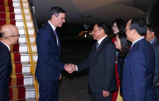 Vietnamese Minister of Culture, Sport and Tourism Nguyen Van Hung (R) welcomes Spanish Prime Minister Pedro Sánchez at the airport. (Photo: VNA) Vietnamese Minister of Culture, Sport and Tourism Nguyen Van Hung (R) welcomes Spanish Prime Minister Pedro Sánchez at the airport. (Photo: VNA)