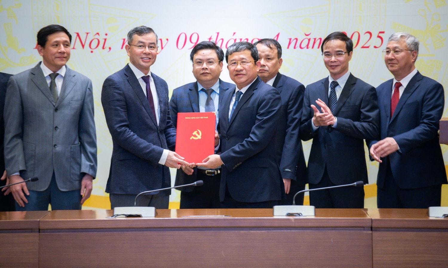Phó Bí thư Đảng ủy Quốc hội Vũ Hải Hà trao Quyết định của Ban Thường vụ Đảng ủy Quốc hội phân công, bổ nhiệm Thủ trưởng Cơ quan Ủy ban Kiểm tra Đảng ủy Quốc hội đối với ông Ngô Văn Tuấn