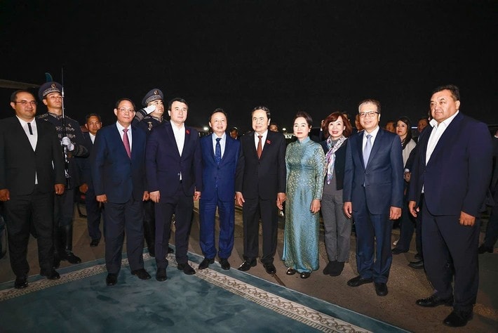 NA Chairman Tran Thanh Man, his spouse Nguyen Thi Thanh Nga, and a high-renking delegation from the Vietnamese parliament are seen off at the I.Karimov Tashkent International Airport on April 9. (Photo: VNA) z6486421508287-a7a8bda985d00e18b4e8235c6f056a34.jpg