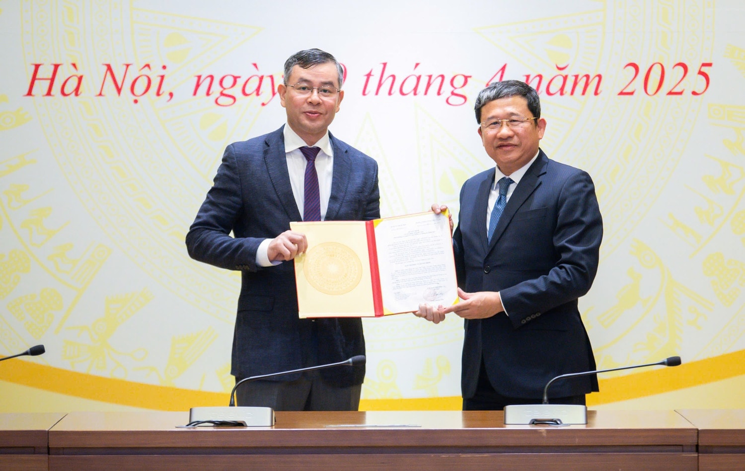 Phó Bí thư Đảng ủy Quốc hội Vũ Hải Hà trao Quyết định của Bộ Chính trị chỉ định Chủ nhiệm Ủy ban Kiểm tra Đảng ủy Quốc hội đối với ông Ngô Văn Tuấn