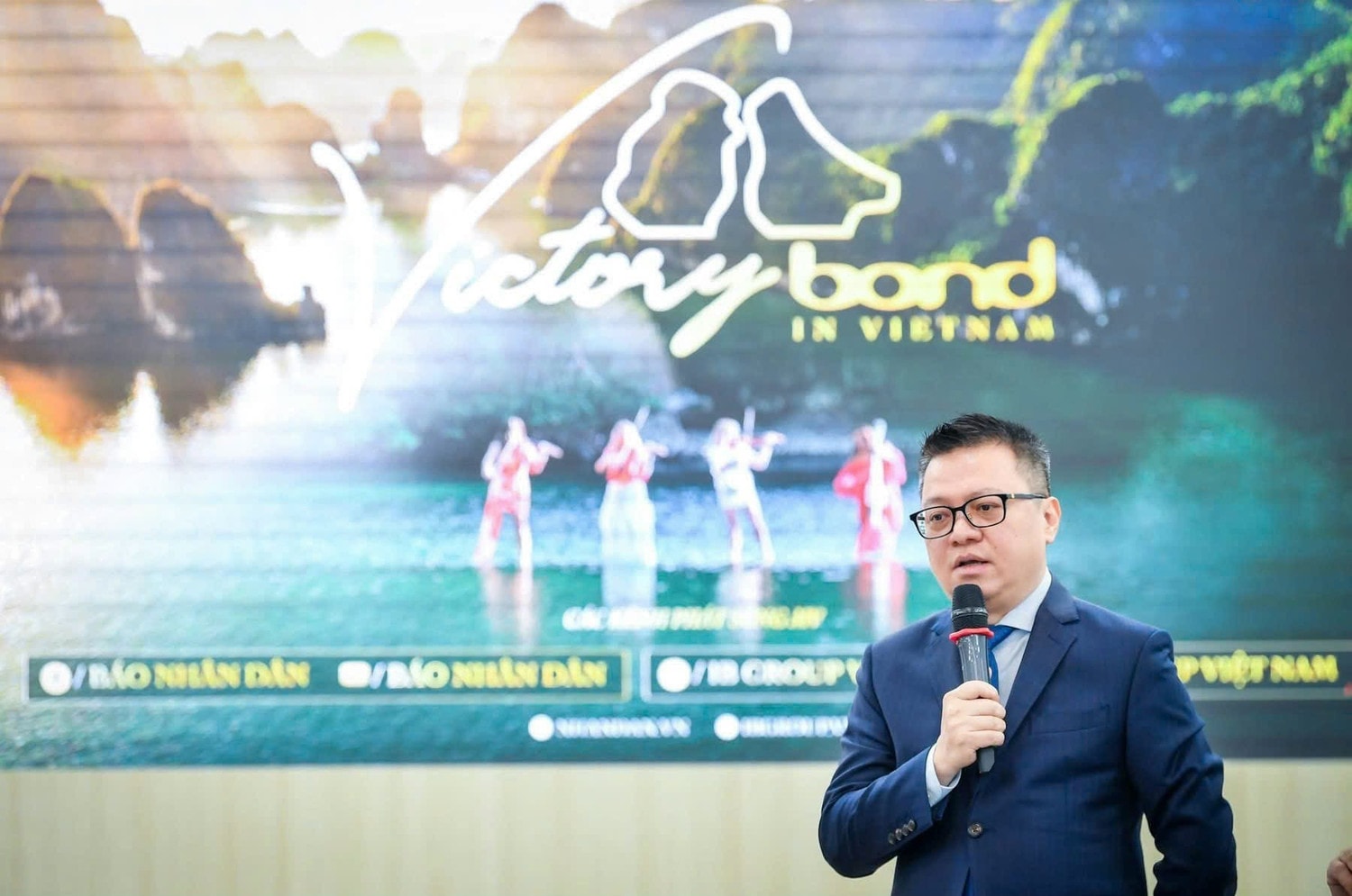Tổng Biên tập Báo Nhân dân Lê Quốc Minh giới thiệu MV và dự án "Bond in Việt Nam