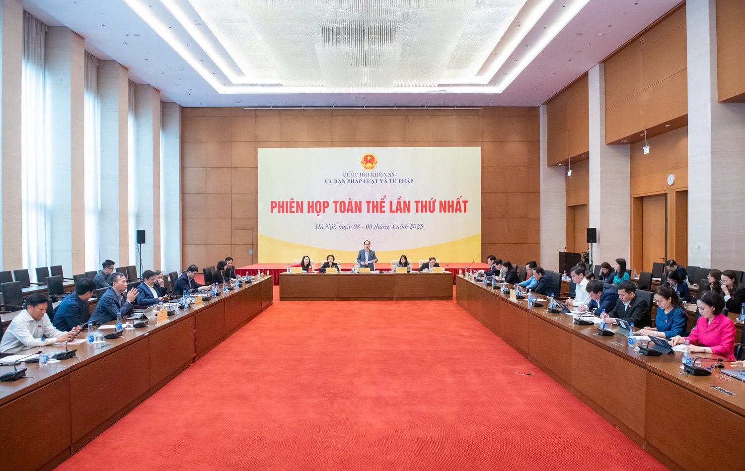 Quang cảnh phiên họp