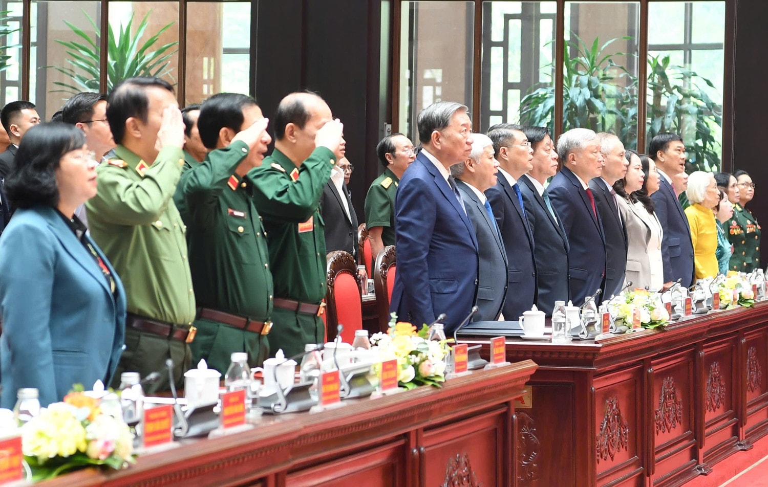 Tổng Bí thư Tô Lâm cùng các lãnh đạo Đảng, Nhà nước thực hiện nghi lễ chào cờ