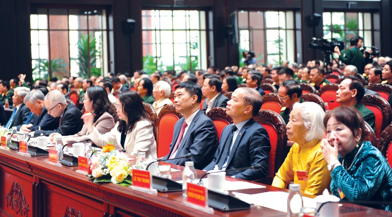 Phó Chủ tịch Quốc hội Vũ Hồng Thanh cùng các đại biểu tham dự cuộc gặp mặt