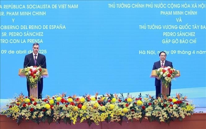 Thủ tướng Phạm Minh Chính và Thủ tướng Tây Ban Nha Pedro Sánchez gặp gỡ báo chí hai nước. Ảnh: Dương Giang/TTXVN