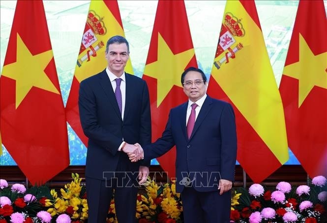 Thủ tướng Phạm Minh Chính và Thủ tướng Tây Ban Nha Pedro Sánchez chụp ảnh chung trước khi tiến hành hội đàm. Ảnh: Dương Giang/TTXVN