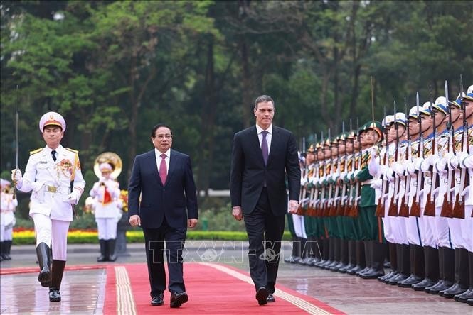 Thủ tướng Phạm Minh Chính và Thủ tướng Tây Ban Nha Pedro Sánchez duyệt Đội danh dự Quân đội nhân dân Việt Nam. Ảnh: Dương Giang/TTXVN