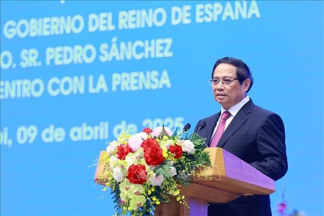 Thủ tướng Phạm Minh Chính thông báo kết quả cuộc hội đàm với Thủ tướng Tây Ban Nha Pedro Sánchez. Ảnh: Dương Giang/TTXVN