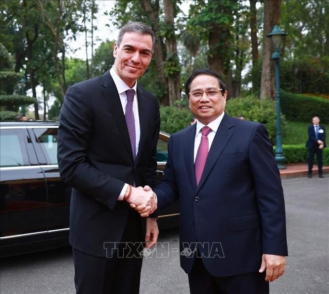Thủ tướng Phạm Minh Chính đón Thủ tướng Tây Ban Nha Pedro Sánchez. Ảnh: Dương Giang/ TTXVN