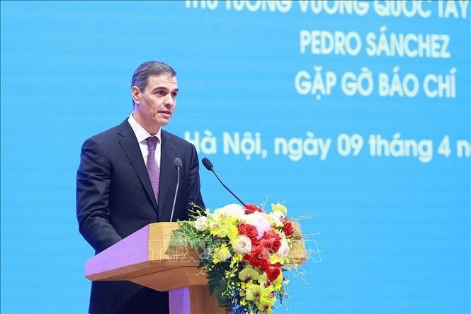 Thủ tướng Tây Ban Nha Pedro Sánchez phát biểu với báo chí hai nước. Ảnh: Dương Giang/TTXVN