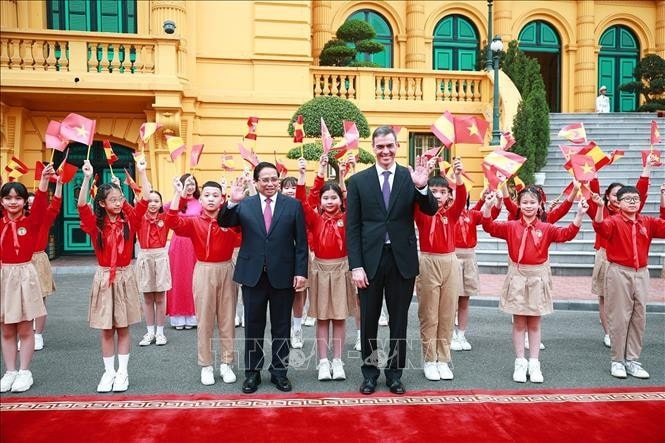 Thủ tướng Phạm Minh Chính và Thủ tướng Tây Ban Nha Pedro Sánchez với thiếu nhi Thủ đô. Ảnh: Dương Giang/TTXVN
