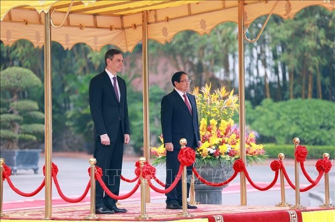Thủ tướng Phạm Minh Chính và Thủ tướng Tây Ban Nha Pedro Sánchez nghe quân nhạc cử Quốc thiều hai nước. Ảnh: Dương Giang/TTXVN