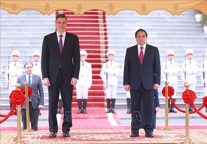 Thủ tướng Phạm Minh Chính và Thủ tướng Tây Ban Nha Pedro Sánchez nghe quân nhạc cử Quốc thiều hai nước. Ảnh: Dương Giang/TTXVN