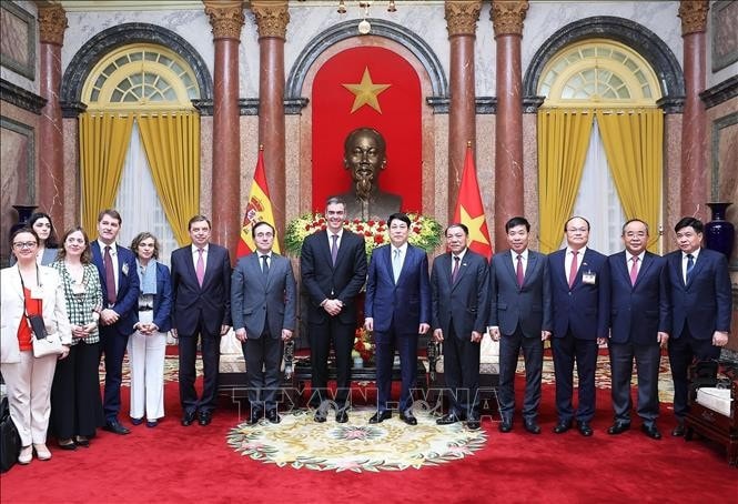 Chủ tịch nước Lương Cường với Thủ tướng Tây Ban Nha Pedro Sánchez và các đại biểu. Ảnh: Lâm Khánh/TTXVN