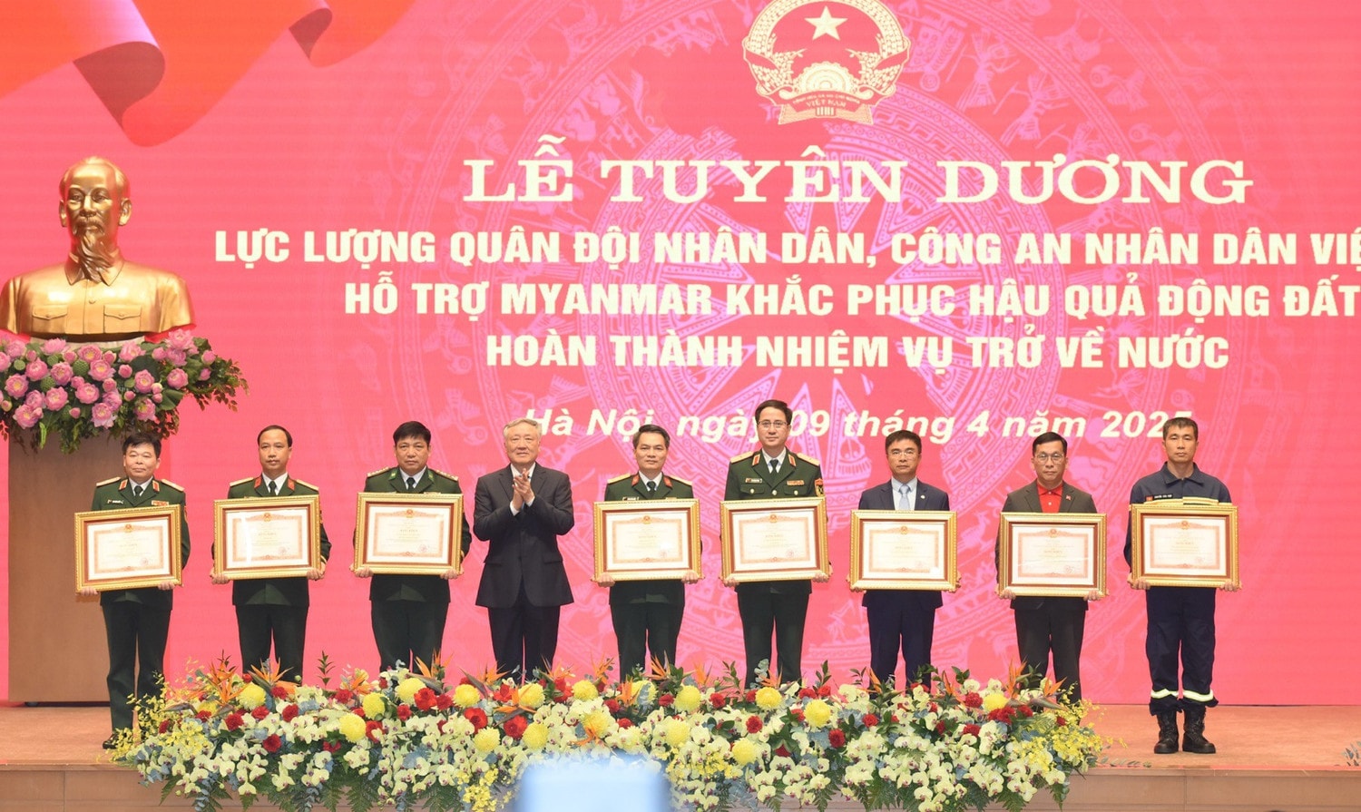 anh-4-pho-tong-giam-doc-vietnam-airlines-nguyen-chien-thang-thu-3-tu-phai-sang-dai-dien-cho-vietnam-airlines-nhan-bang-khen-cua-thu-tuong-chinh-phu-anh-vna.jpg
