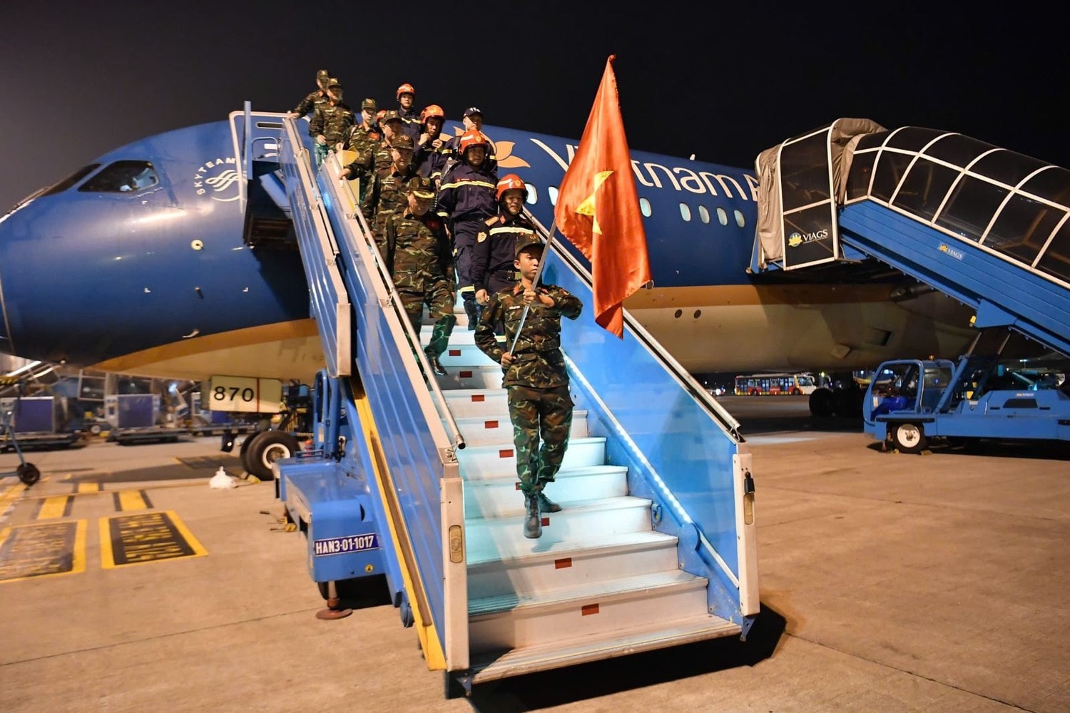 anh-5-chuyen-bay-dua-hon-100-thanh-vien-luc-luong-cuu-tro-viet-nam-ve-nuoc-khep-lai-su-menh-nhan-dao-day-y-nghia-anh-vna.jpg