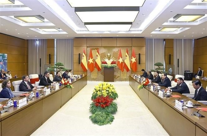National Assembly Chairman Tran Thanh Man and Spanish Prime Minister Pedro Sánchez agree to continue enhancing coordination at inter-parliamentary forums such as the Inter-Parliamentary Union (IPU) and the Parliamentary Assembly of the Francophonie. (Photo: VNA) National Assembly Chairman Tran Thanh Man and Spanish Prime Minister Pedro Sánchez agree to continue enhancing coordination at inter-parliamentary forums such as the Inter-Parliamentary Union (IPU) and the Parliamentary Assembly of the Francophonie. (Photo: VNA)