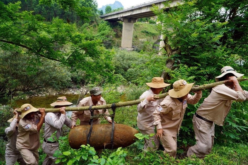 The mobile bomb disposal team from the Mines Advisory Group transports the bomb to a demolition site. (Photo: VNA) bomb.jpg