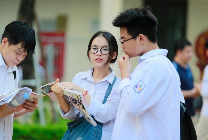 Thực trạng hiện nay, học sinh thường chỉ tập trung vào tổ hợp Khoa học xã hội hơn là Khoa học tự nhiên. Ảnh minh họa