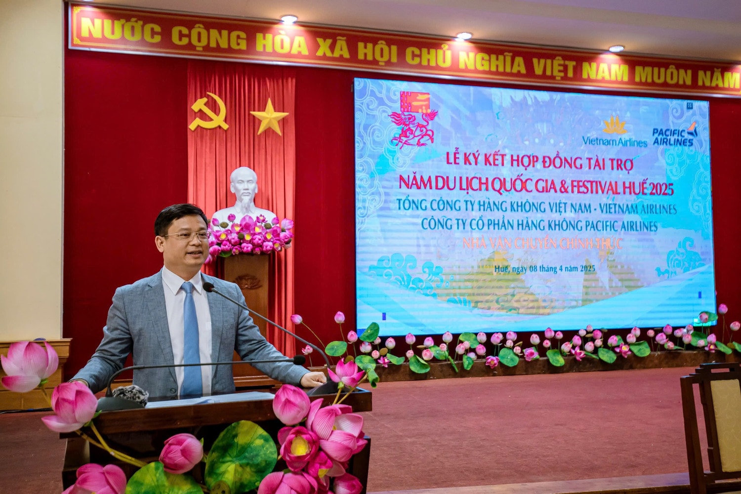 anh-1-ong-nguyen-thanh-binh-uy-vien-thuong-vu-thanh-uy-pho-chu-tich-thuong-truc-ubnd-thanh-pho-kiem-truong-ban-to-chuc-festival-hue-den-du-va-phat-bieu-tai-buoi-le-anh-vna.jpg