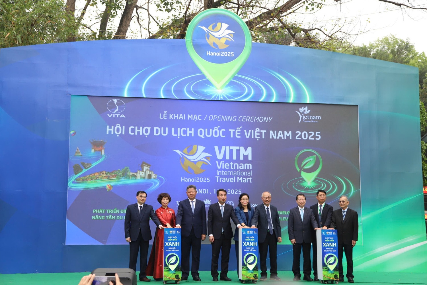 Đại biểu nhấn nút khai mạc VITM Hà Nội 2025