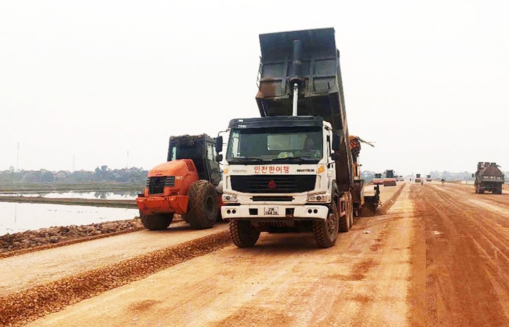 Thi công đường dẫn lên cầu Đồng Việt nối Bắc Giang - Hải Dương. Nguồn: ITN