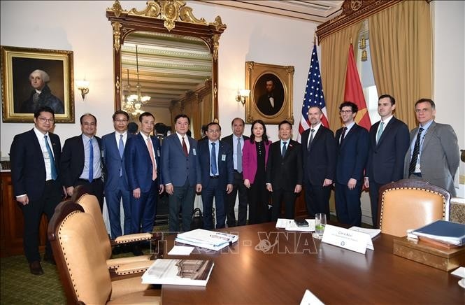 Phó Thủ tướng Hồ Đức Phớc chụp ảnh chung với Đại diện Thương mại Mỹ Jamieson Greer và thành viên 2 đoàn. Ảnh: TTXVN