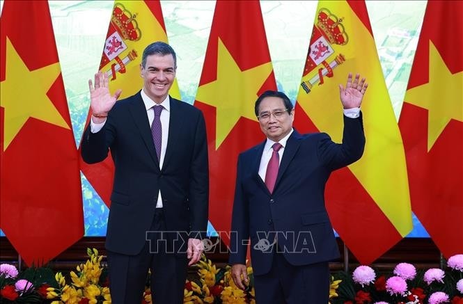 Thủ tướng Phạm Minh Chính và Thủ tướng Tây Ban Nha Pedro Sánchez chụp ảnh chung trước khi tiến hành hội đàm. Ảnh: Dương Giang/TTXVN