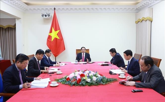 Thủ tướng Phạm Minh Chính điện đàm với Thủ tướng New Zealand Christopher Luxon. Ảnh: Dương Giang/TTXVN