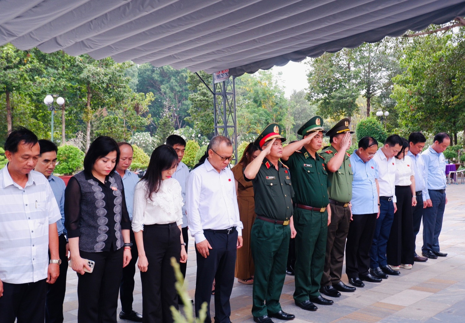 Đoàn công tác của Ủy ban Quốc phòng, An ninh và Đối ngoại dâng hương, dâng hoa tưởng nhớ các Anh hùng liệt sĩ tại Nghĩa trang Liệt sỹ Đồi 82