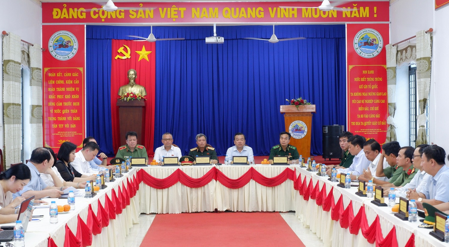 Quang cảnh cuộc làm việc