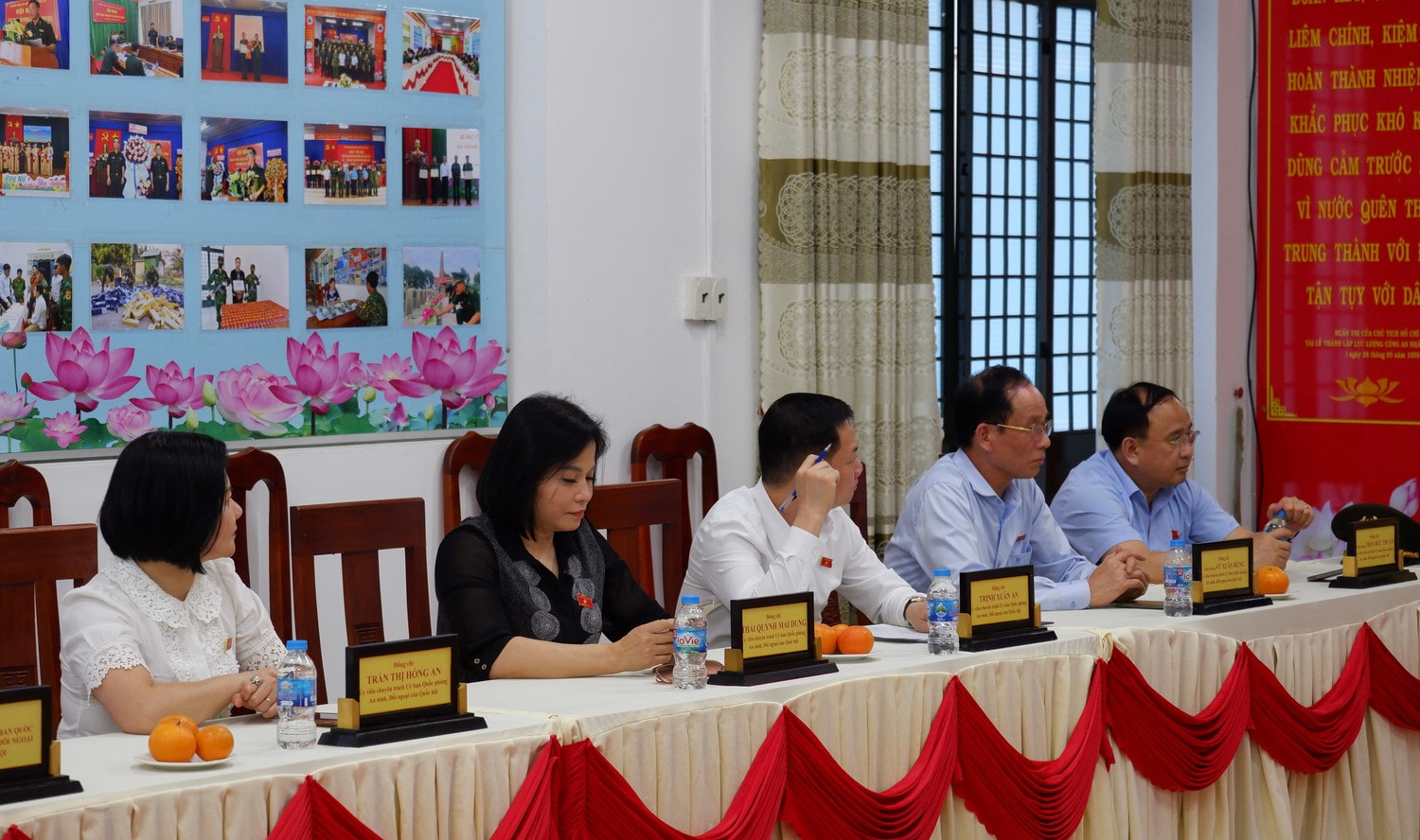 Các thành viên Đoàn khảo sát tham dự cuộc làm việc