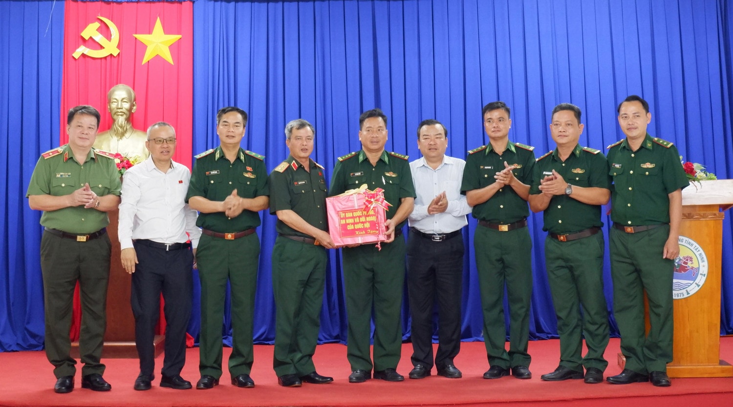 Đoàn khảo sát của Ủy ban Quốc phòng, An ninh và Đối ngoại tặng quà Đồn Biên phòng Cửa khẩu quốc tế Mộc Bài