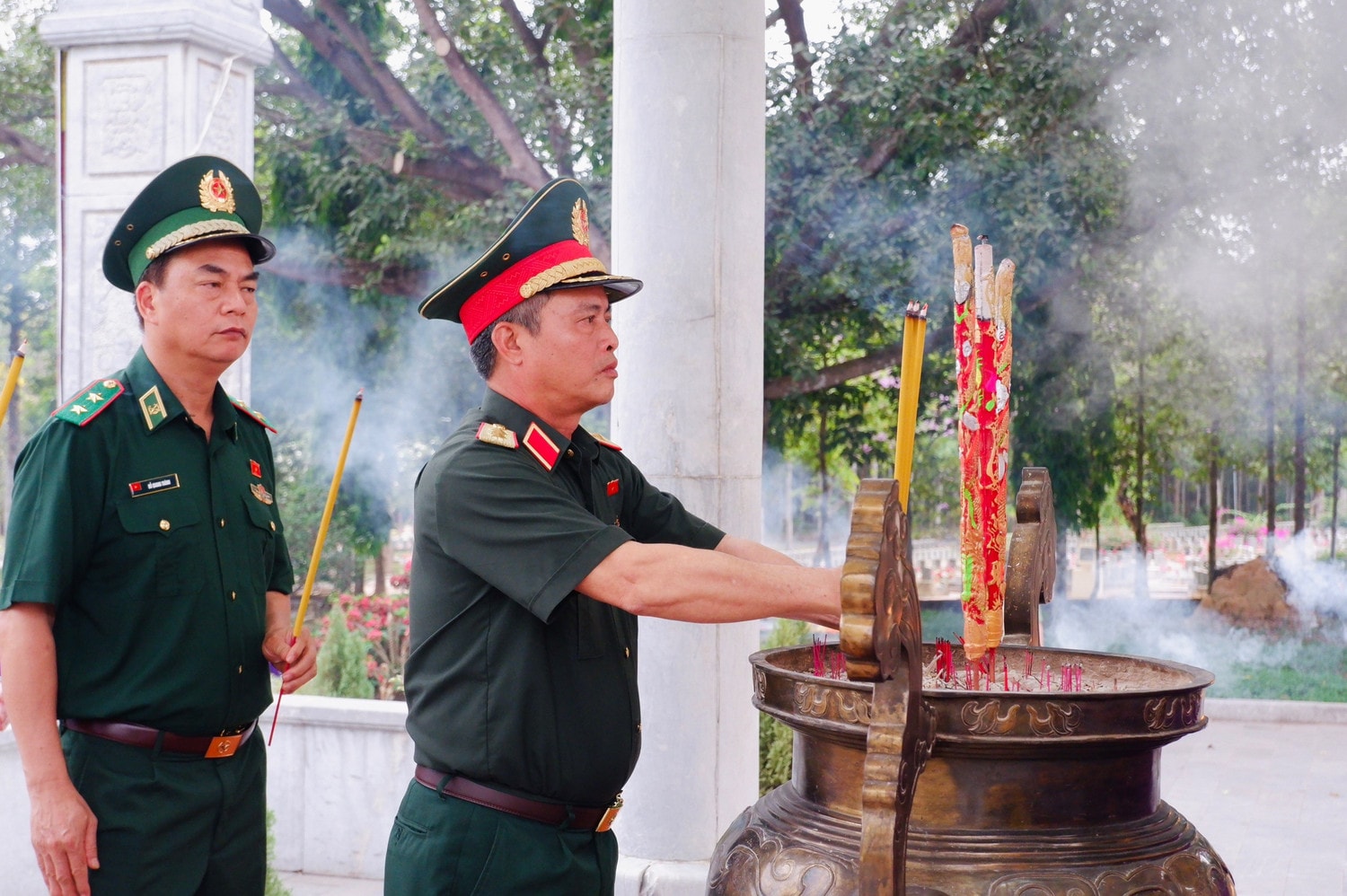 Phó Chủ nhiệm Ủy ban Quốc phòng, An ninh và Đối ngoại Nguyễn Hải Hưng dâng hương tưởng nhớ các Anh hùng liệt sĩ tại Nghĩa trang Liệt sỹ Đồi 82
