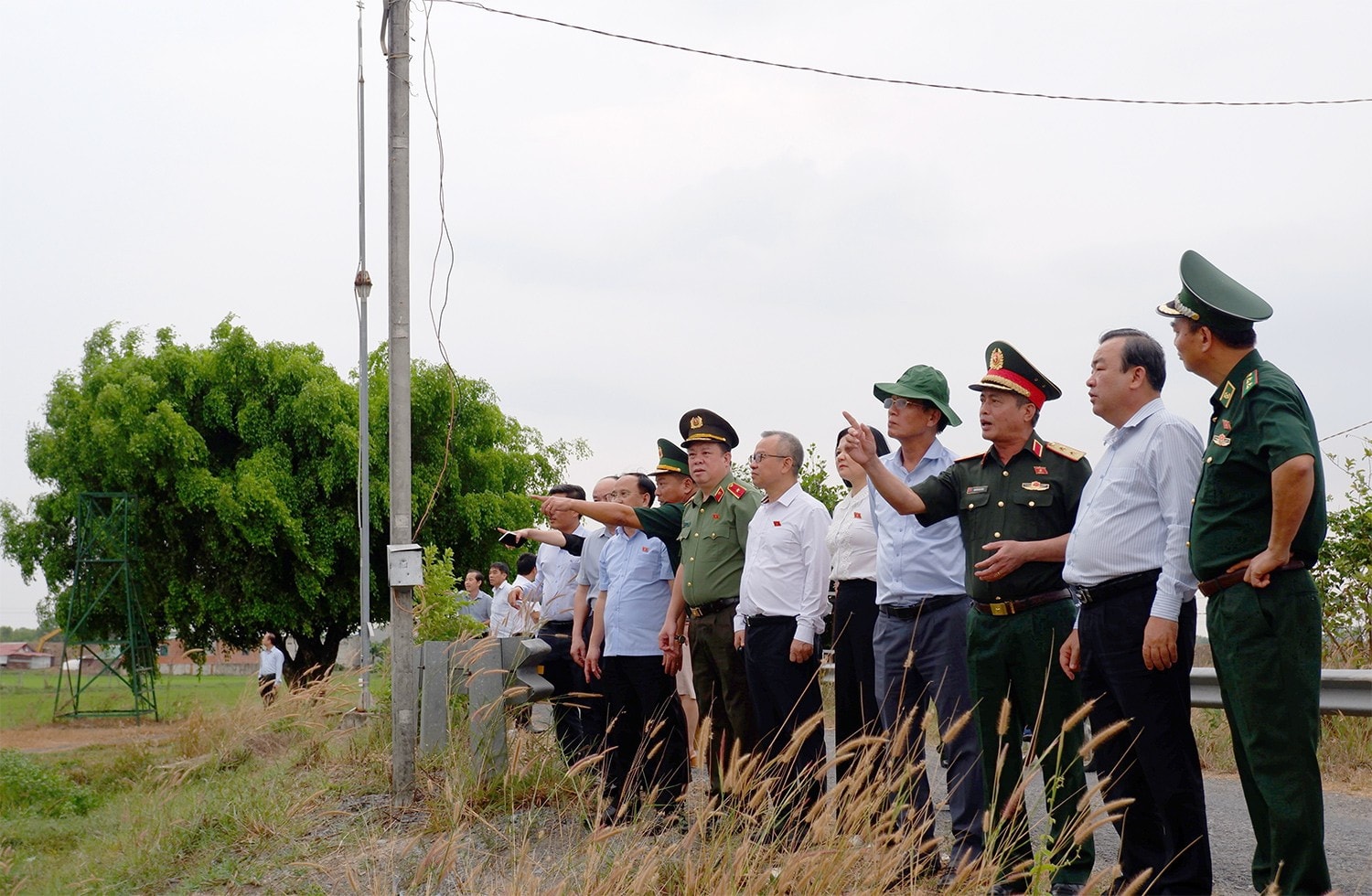 Đoàn khảo sát của Ủy ban Quốc phòng, An ninh và Đối ngoại khảo sát thực tế tại Cột mốc 170/1